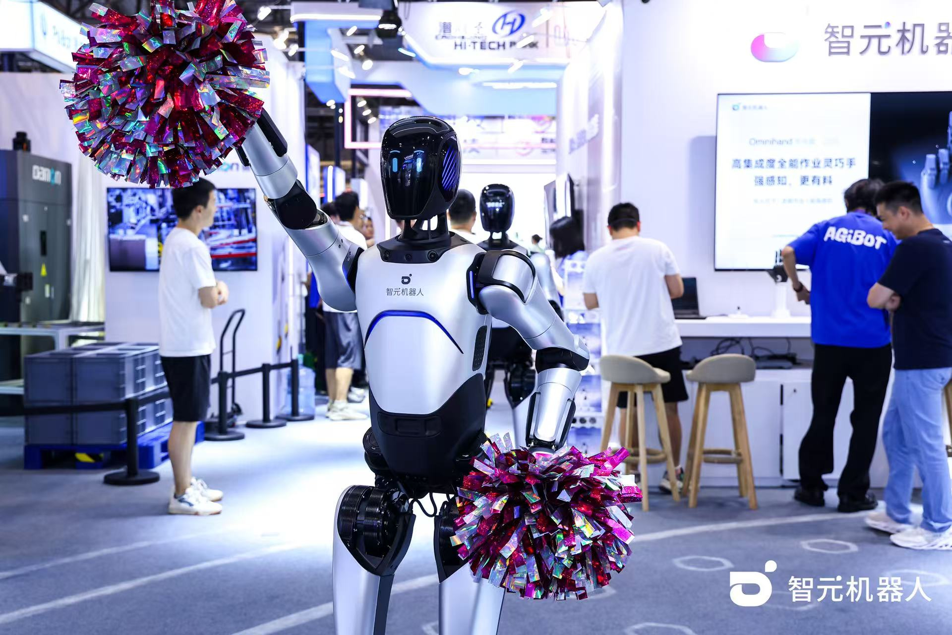 2026世界杯机器人 WAIC 首日展台火爆，机器...